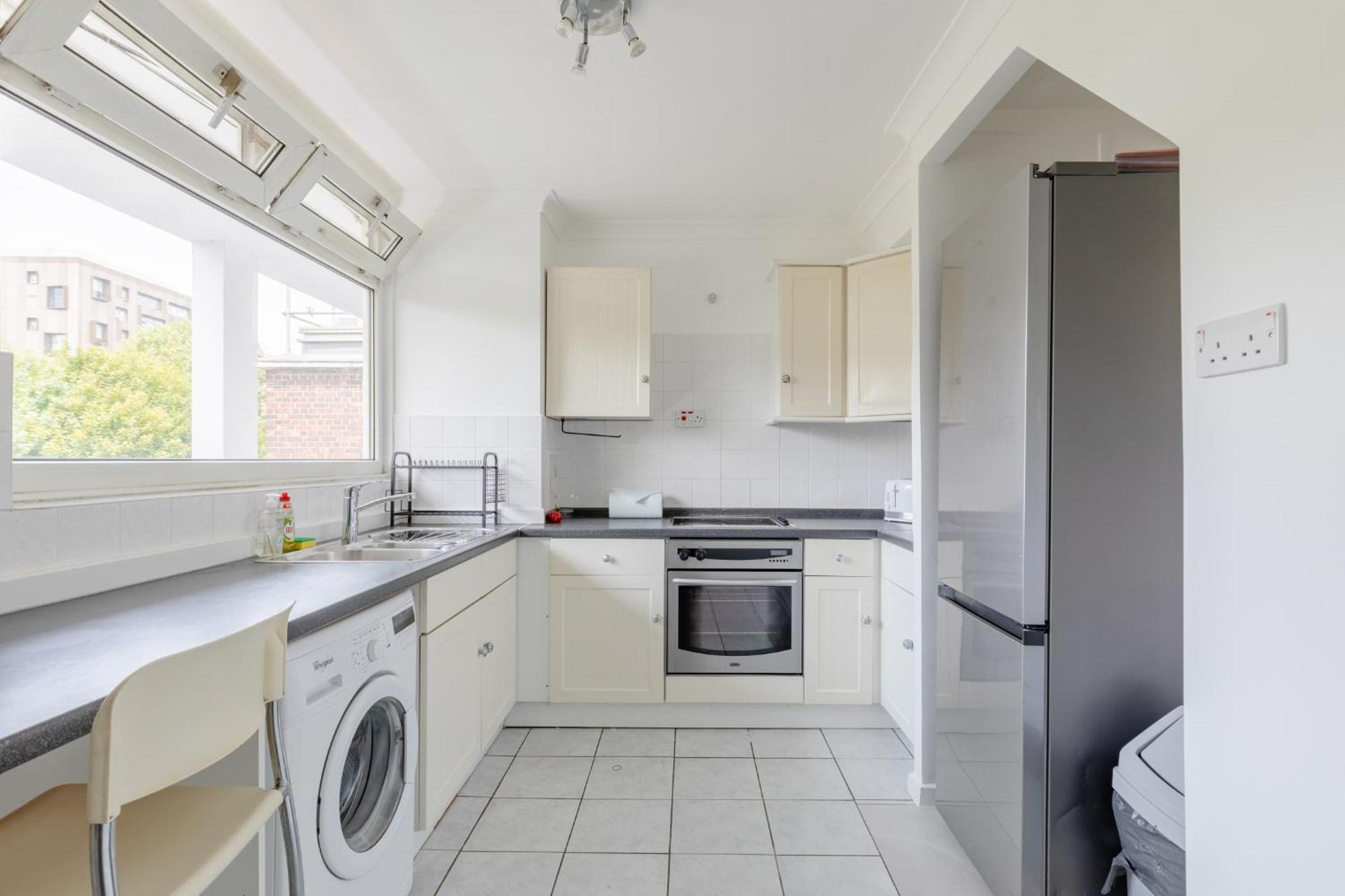 Well-located 3bd Flat With Private Balcony Apartment *
