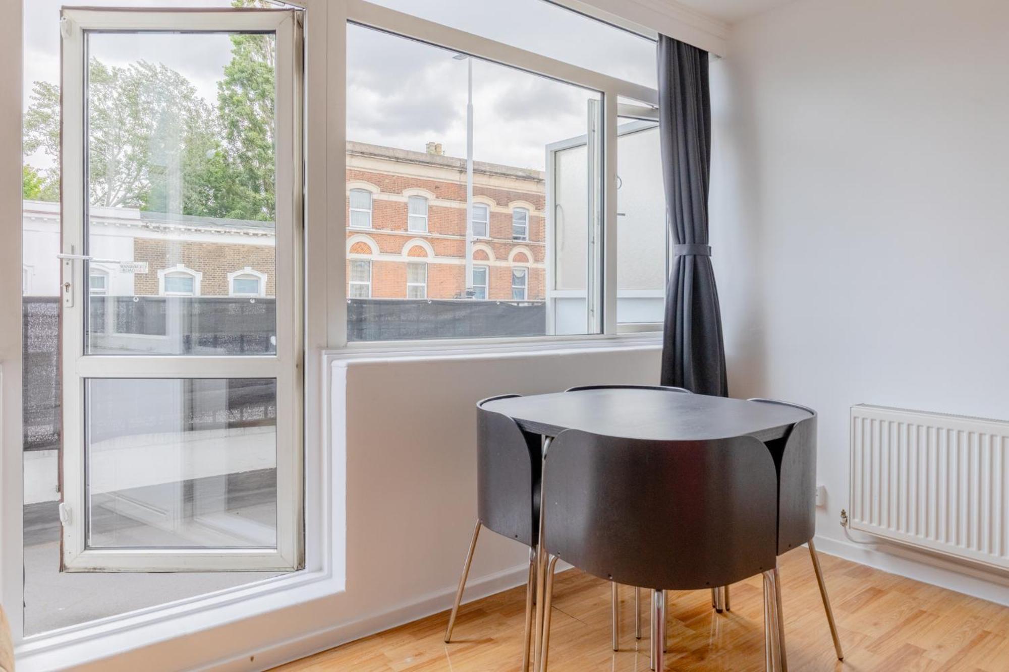 Well-located 3bd Flat With Private Balcony Apartment London